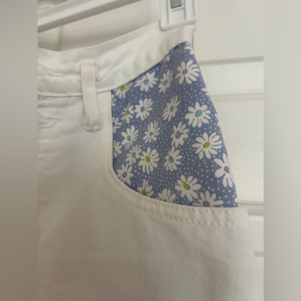 Vintage High waisted Shorts With Cute Floral Details - VINTAGE EZLA - Picture 7 of 8